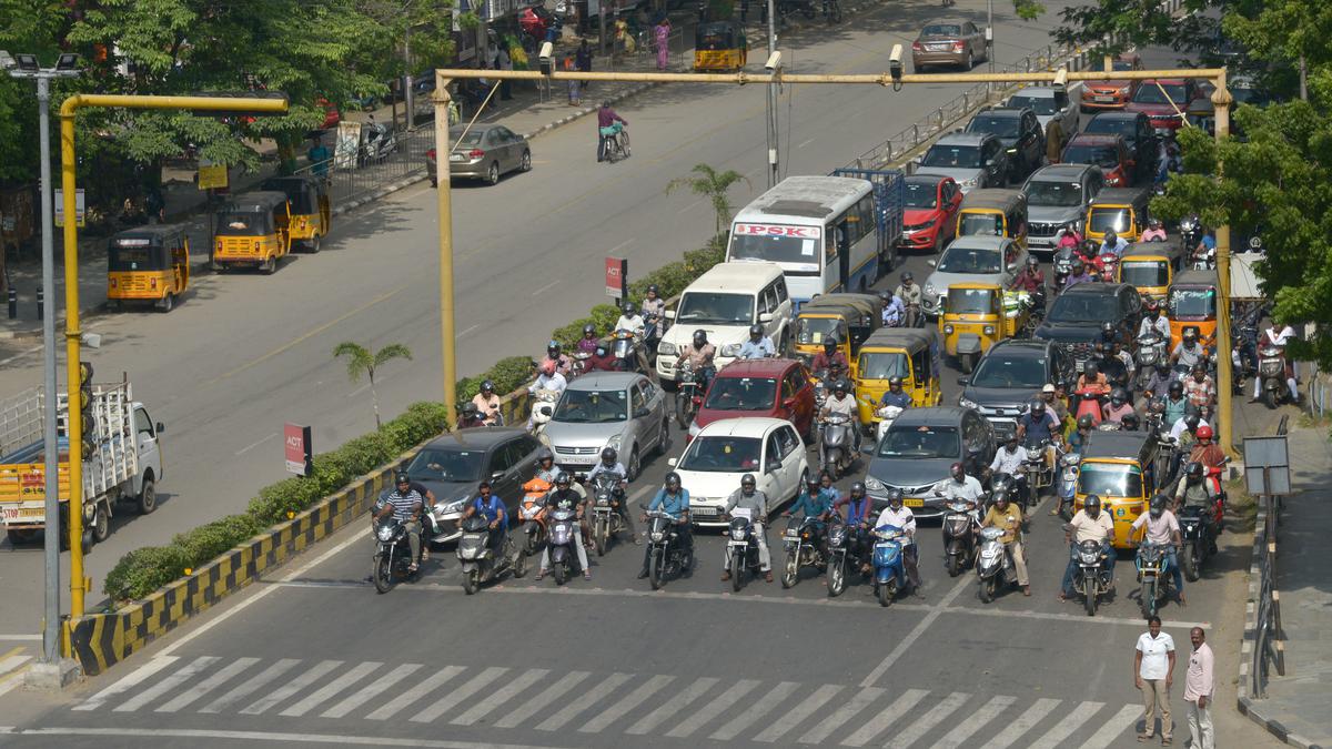 Long wait at Anna Nagar roundabout signal irks commuters