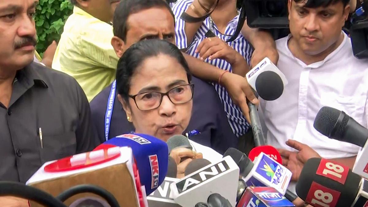 Mamata Banerjee urges Hemant Soren to monitor the water release from Jharkhand dams causing floods in southern Bengal