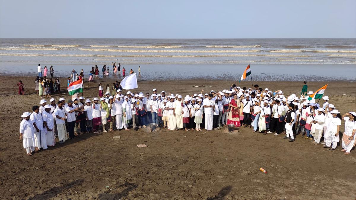 Students from Kozhikode make salt, recreate historic march at Dandi