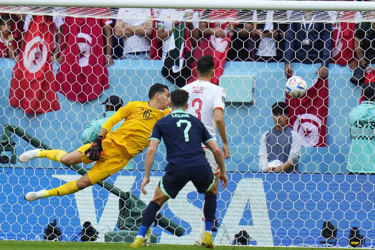 Le gardien tunisien Aymen Dahmen ne parvient pas à arrêter le ballon alors que l'Australien Mitchell Duke marque le premier but de son équipe lors du match du groupe D de la Coupe du monde entre les deux équipes au stade Al Janoub d'Al Wakrah, au Qatar, le 26 novembre 2022.