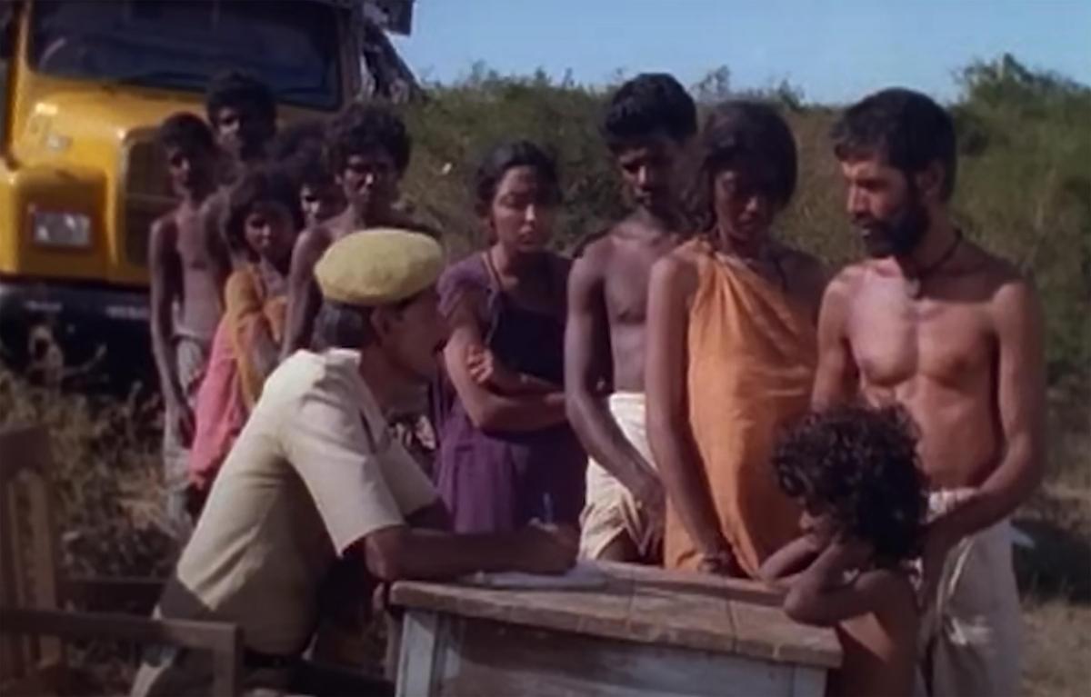 Incorporados na história estão detalhes como escolas de alfabetização de adultos, primazia dos poços subterrâneos, a natureza divina das árvores e a batalha existencial entre a racionalidade e a emoção. Incorporados na história estão detalhes como escolas de alfabetização de adultos, primazia dos poços subterrâneos, a natureza divina das árvores e a batalha existencial entre a racionalidade e a emoção.