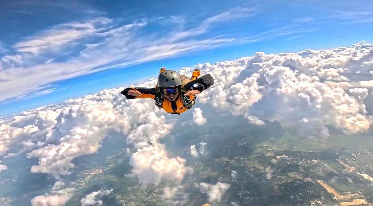 Divya Surepalli dari Visakhapatnam, penyelam langit sipil berlisensi pertama di Andhra Pradesh.