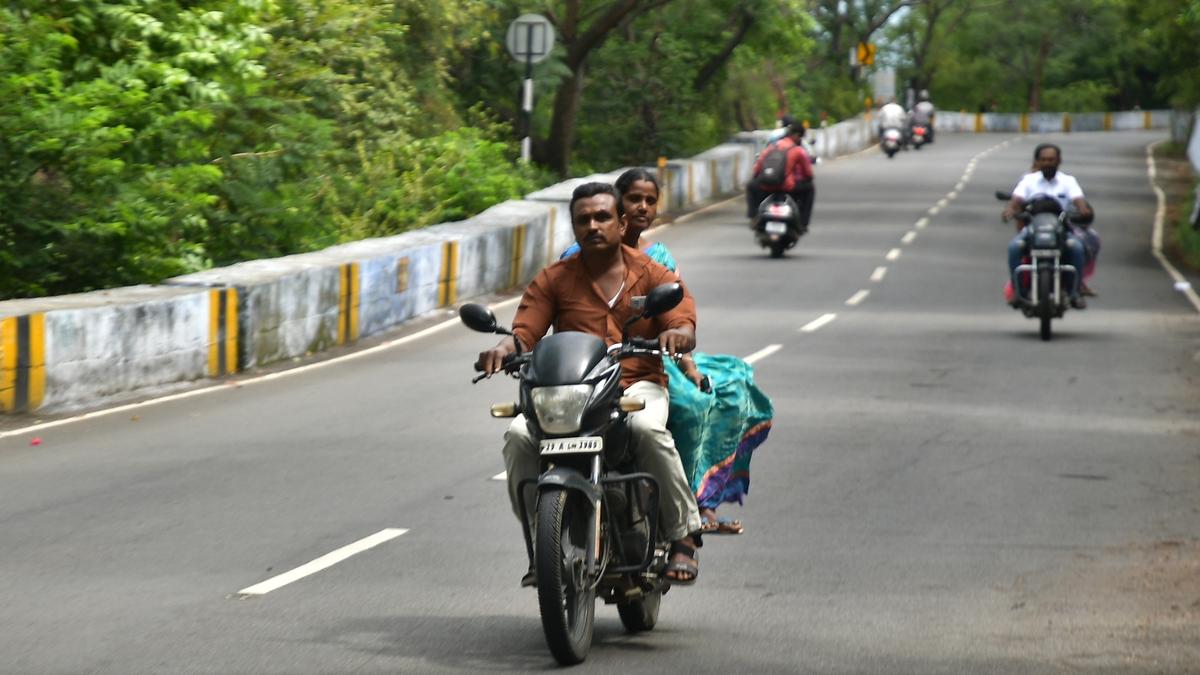 Bike taxis affect livelihood of taxi and autorickshaw drivers in Yercaud; Transport Department officials warn tourists to be cautious
