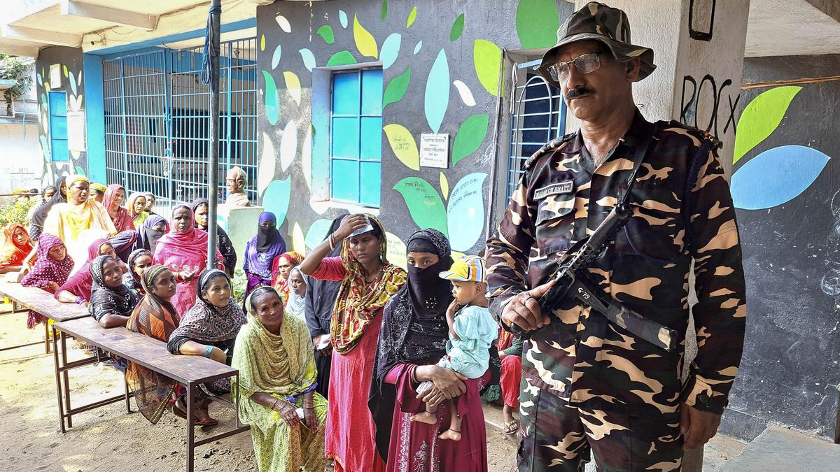 Sporadic incidents of violence reported from some areas during polling in West Bengal