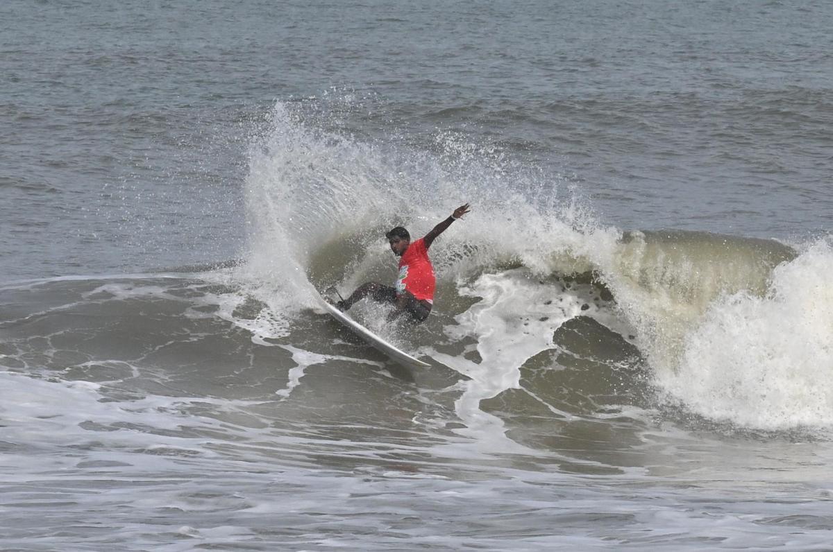 Un surfista in azione durante la settima edizione dell'NMPA Indian Open of Surfing presso la Blue Bay Tannirbhavi Eco Beach a Mangaluru venerdì.