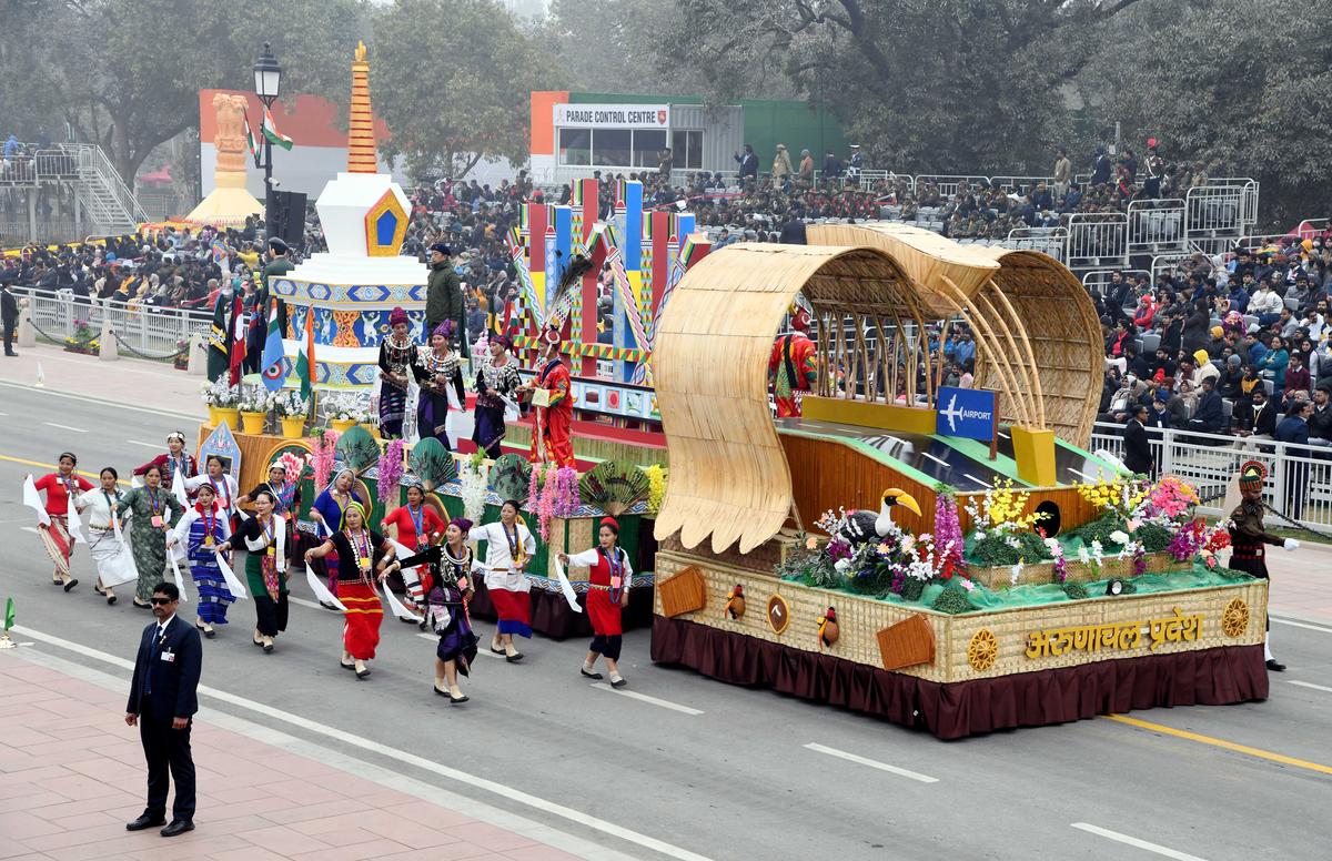 अरुणाचल प्रदेश की झांकी, 26 जनवरी, 2023 को नई दिल्ली में 74 वें गणतंत्र दिवस समारोह के दौरान, 'डोनी पोलो हवाई अड्डे के प्रवेश द्वार और राज्य पक्षी-हॉर्नबिल' का चित्रण करते हुए, कर्तव्य पथ से गुजरती है।