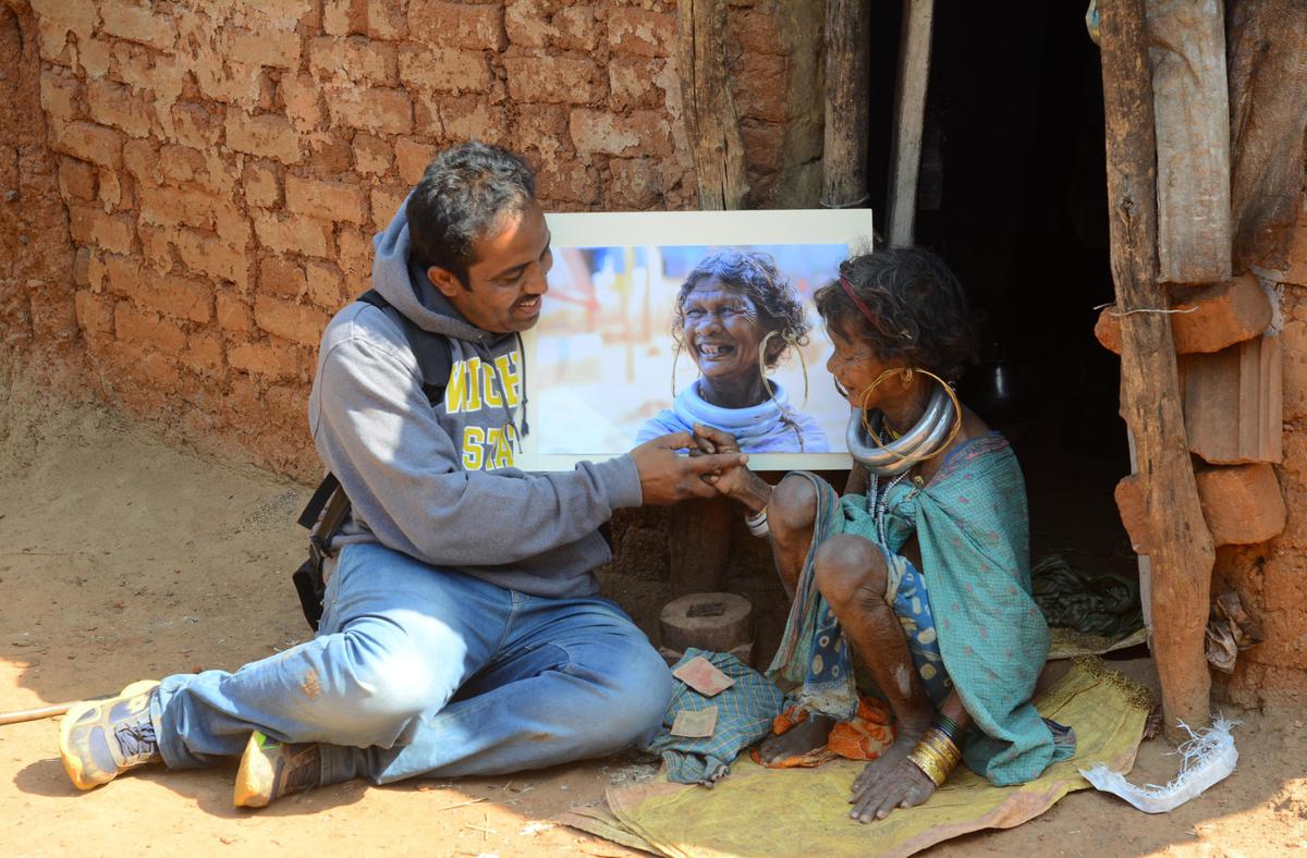 Satish Lal gifting a photograph to a Gadaba tribe woman