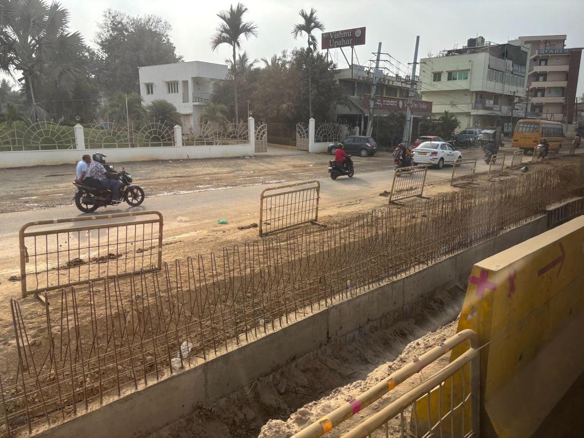 Ongoing roadworks cripple traffic on Chandapura–Attibele stretch, commuters  face daily delays - The Hindu