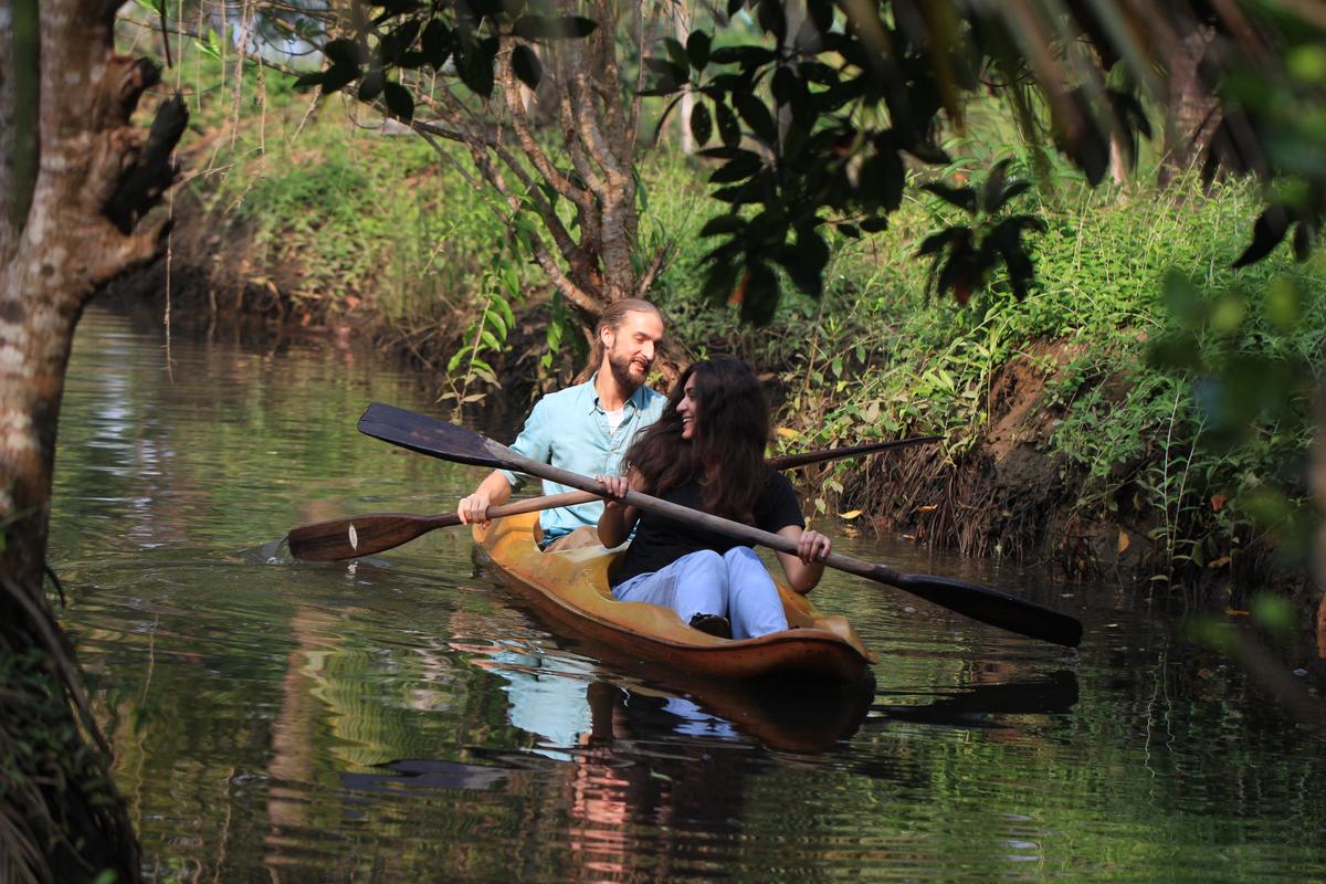 ग्रामीण केरल में एक धारा के नीचे सहज नौकायन