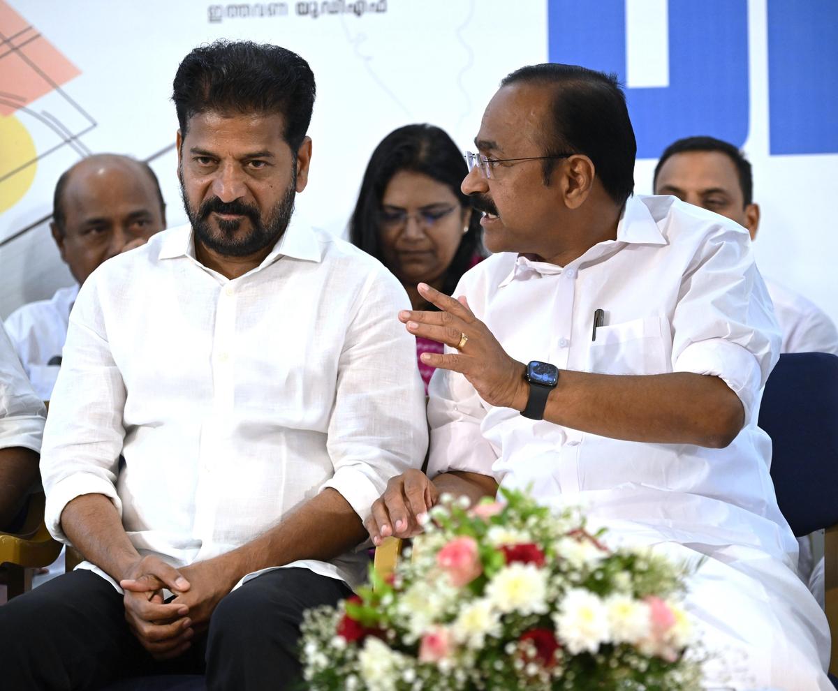 गुरुवार को कोच्चि में केरलम चुनाव के लिए यूनाइटेड डेमोक्रेटिक फ्रंट के घोषणापत्र के विमोचन के अवसर पर मुख्यमंत्री रेवंत रेड्डी और केरलम के विपक्षी नेता वीडी सतीसन।