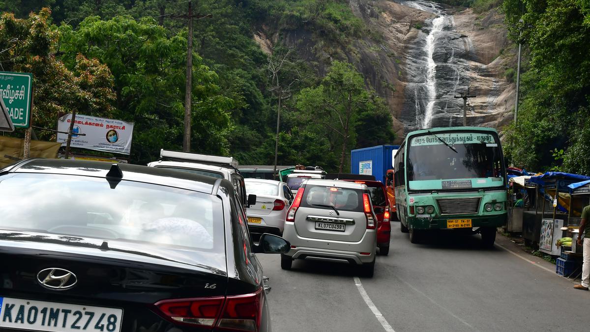 Traffic chokes ghat section leading to Kodaikanal hills, tourists irked