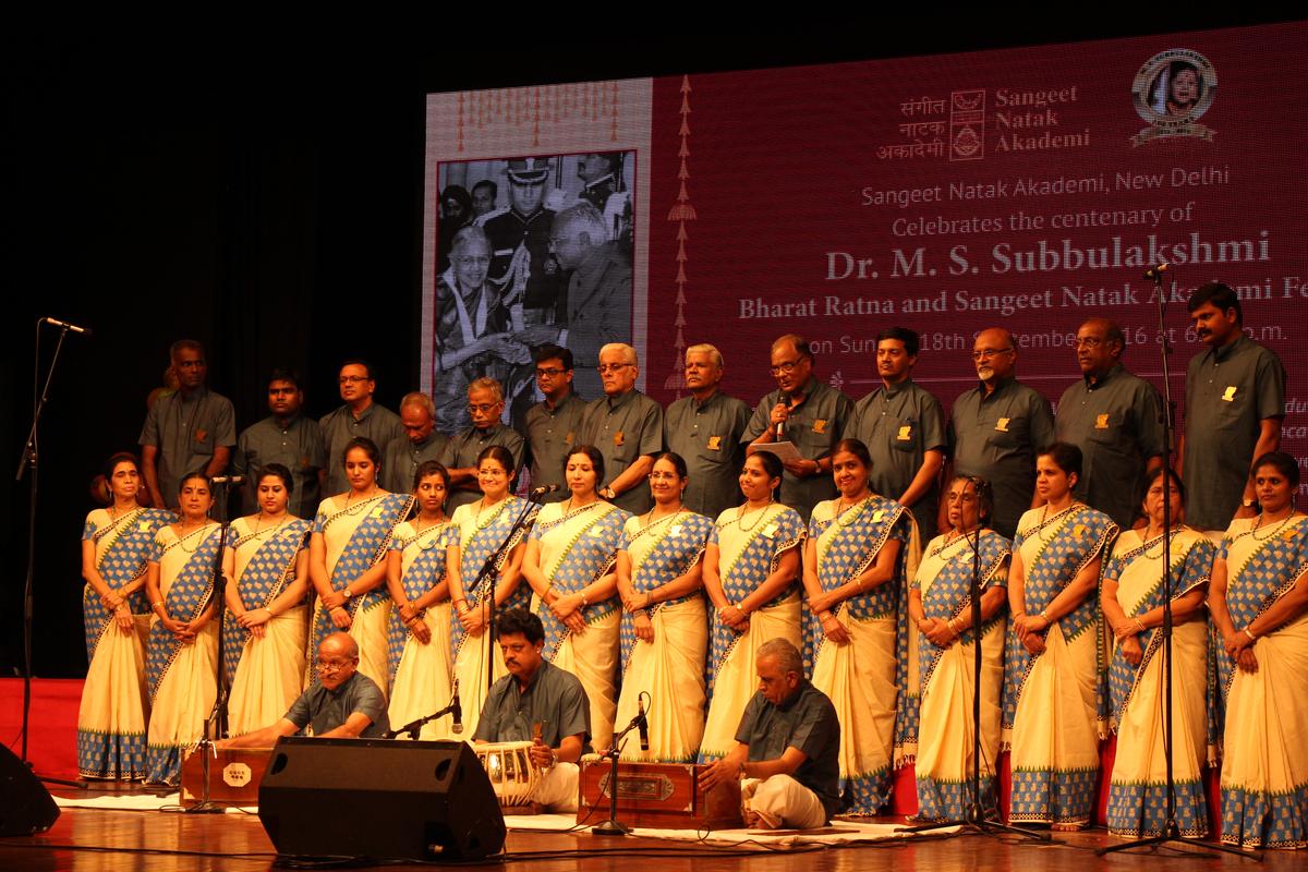 Koris, kas uzstājas Subbulakshmi simtgades svinībās 2016. gadā Šanmukhananda Sabha Mumbajā