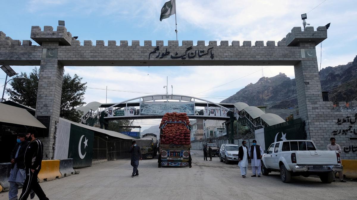 Pakistan shuts key border crossing with Afghanistan after guards exchange fire