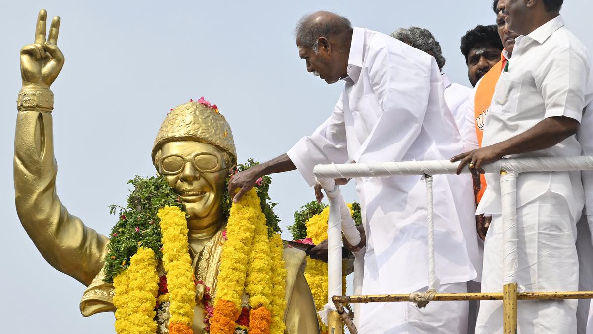Leaders pay tributes to former Tamil Nadu Chief Minister MGR on his birth anniversary in Puducherry
