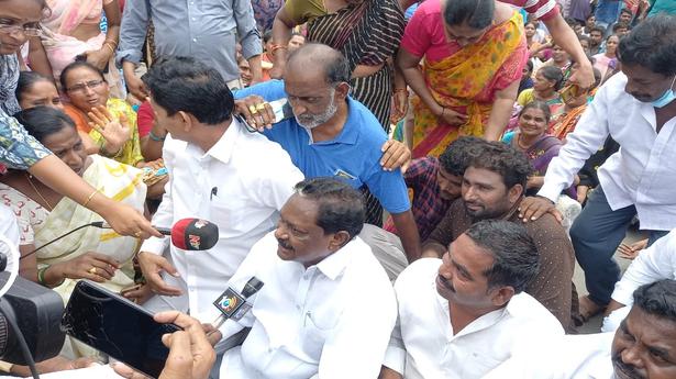 Bhadrachalam residents protest against recurring flooding problem