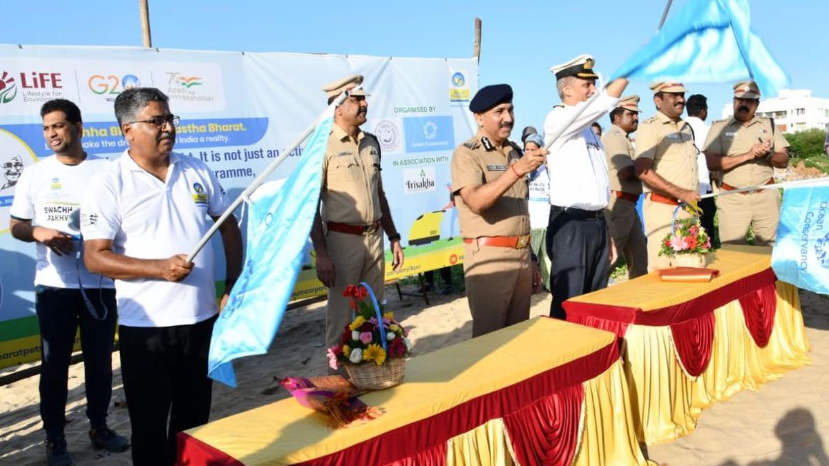 Chennai Police Commissioner flags off beach clean-up drive