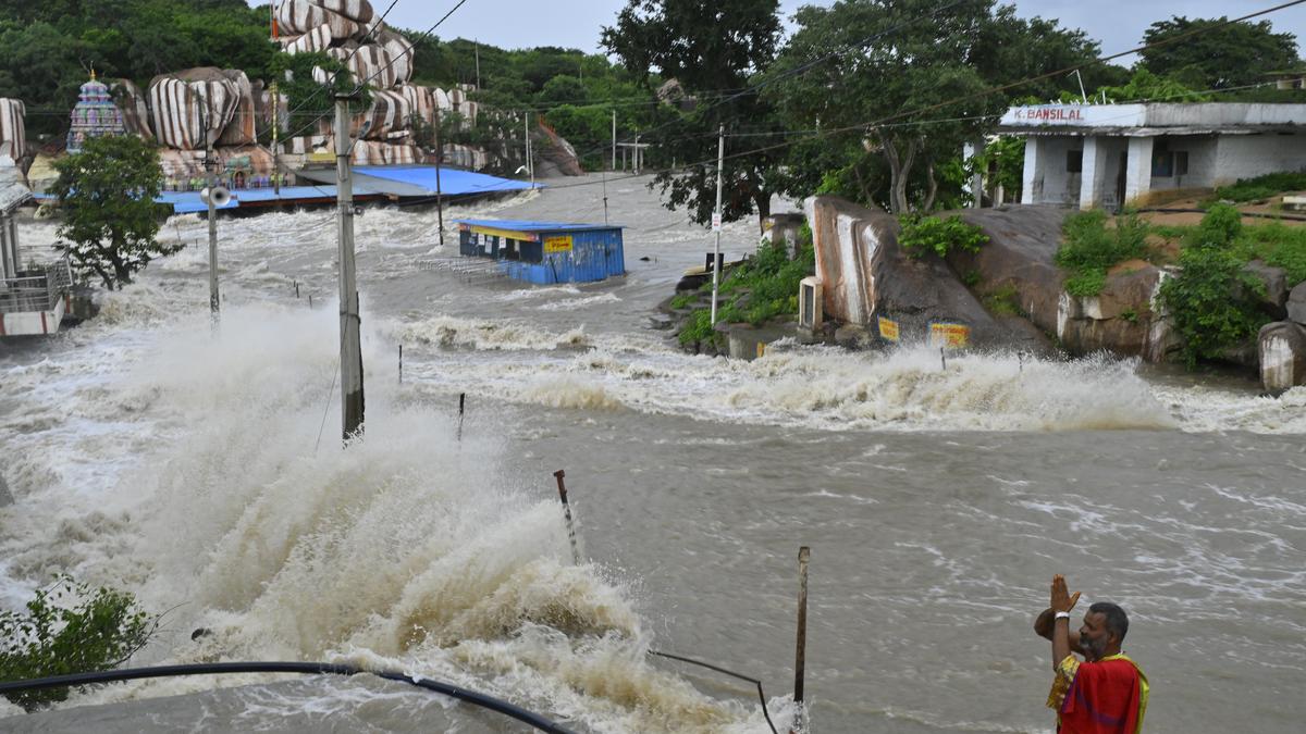 Heavy rain lashes parts of Bhadradri Kothagudem district; 16 gates of Taliperu reservoir lifted