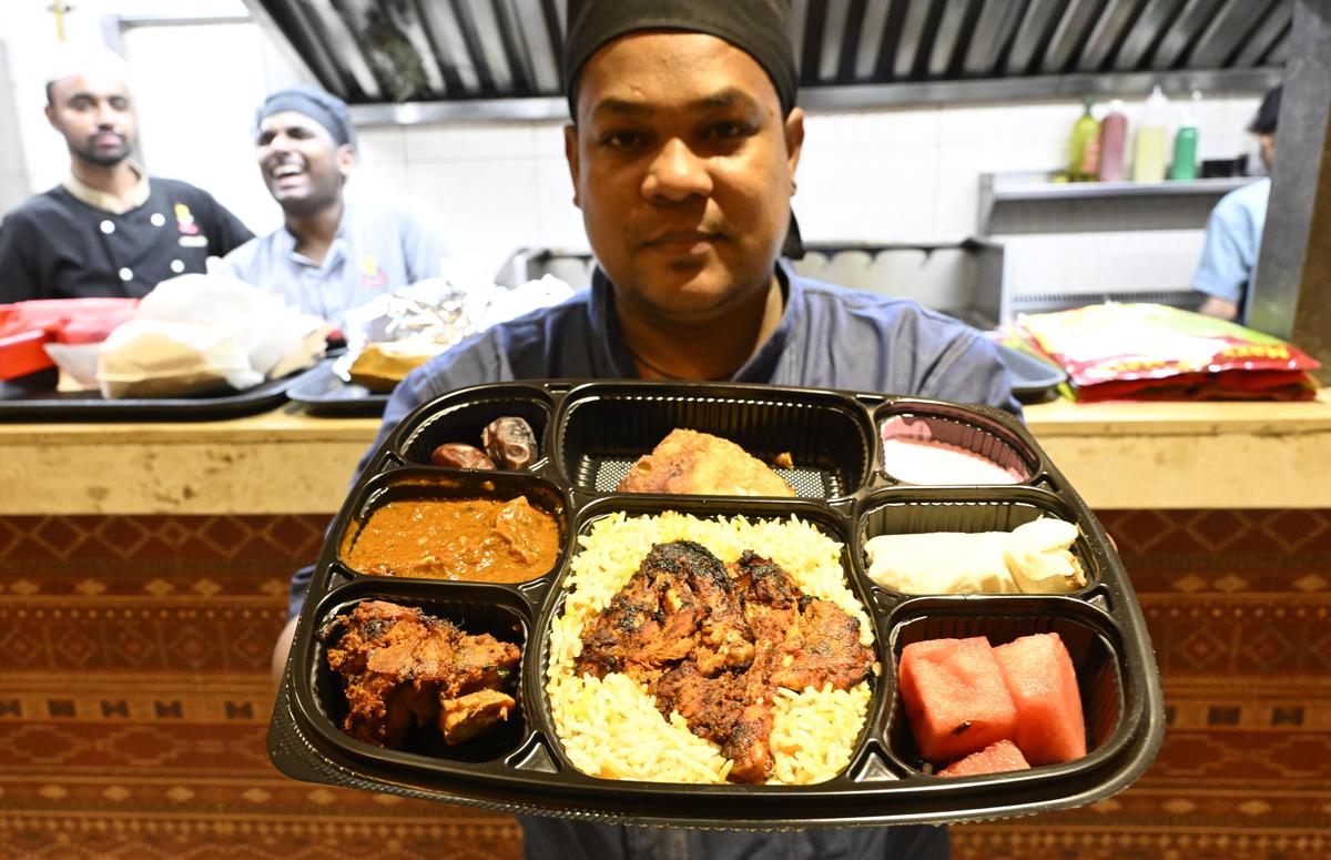 Lo chef Rohan Sarki con il kit iftar