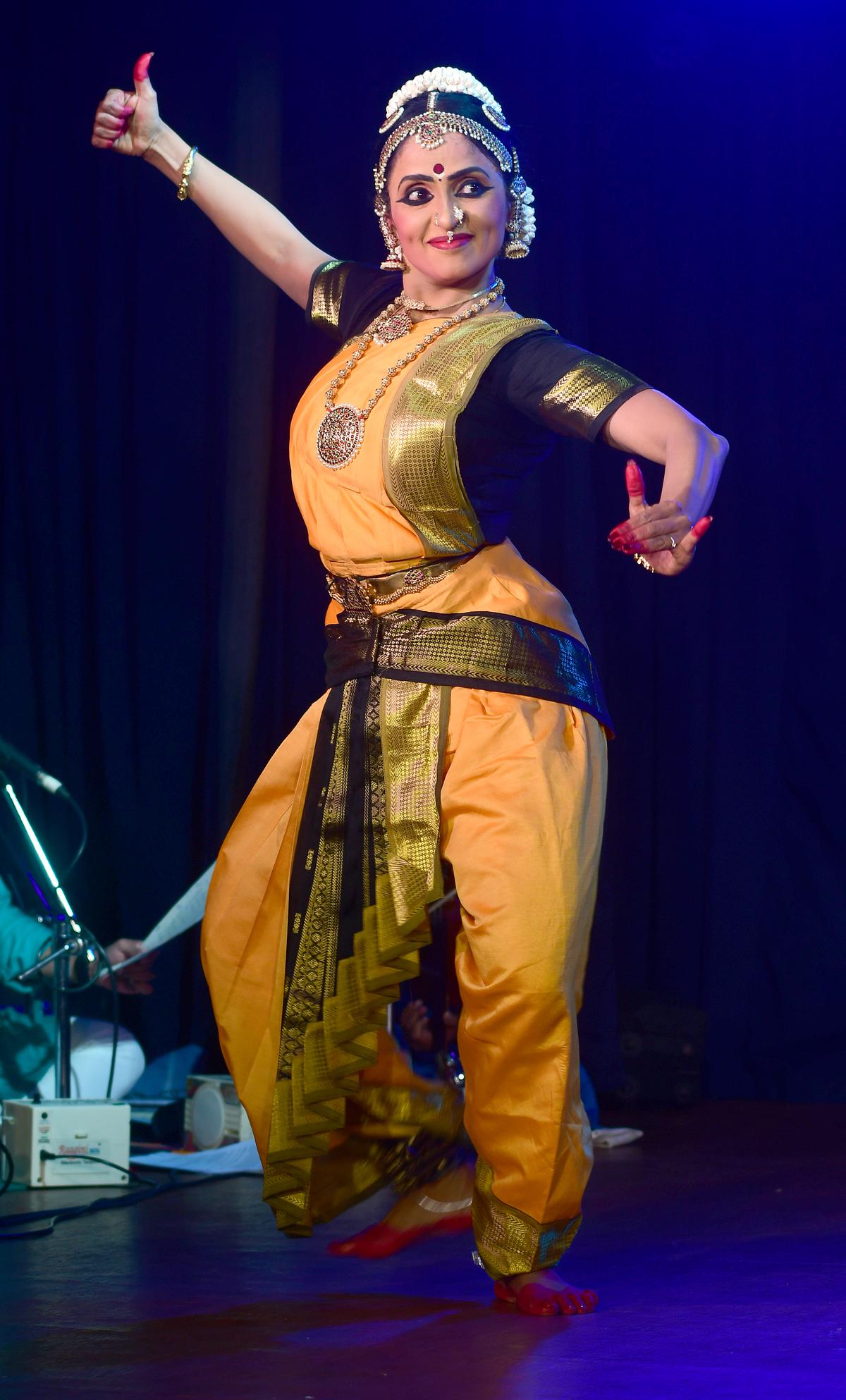 Beautiful Girl Dancer of Indian Classical Dance Bharatanatyam Stock Photo -  Image of female, pose: 34824166