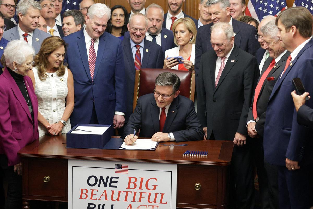 U.S. President Donald Trump signs the National Defense Authorization Act (NDAA) for fiscal year 2018 in the Roosevelt Room of the White House in Washington, D.C., U.S. on Tuesday, Dec. 12, 2017. Photo: Getty Images via AFP
