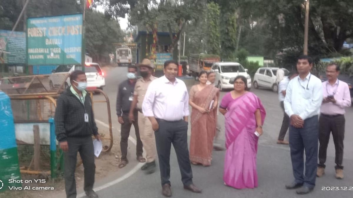 COVID-19 scare: DC inspects Bavali check-post on Kerala border - The Hindu