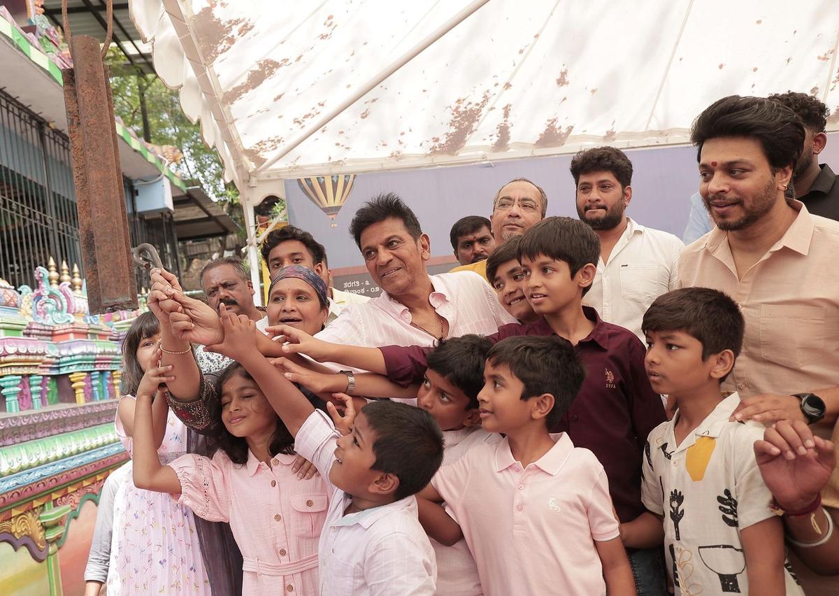 जोड़ी और गीता शिवराजकुमार 'ए फॉर आनंद' के कलाकारों और चालक दल के साथ जोड़ी और गीता शिवराजकुमार 'ए फॉर आनंद' के कलाकारों और चालक दल के साथ
