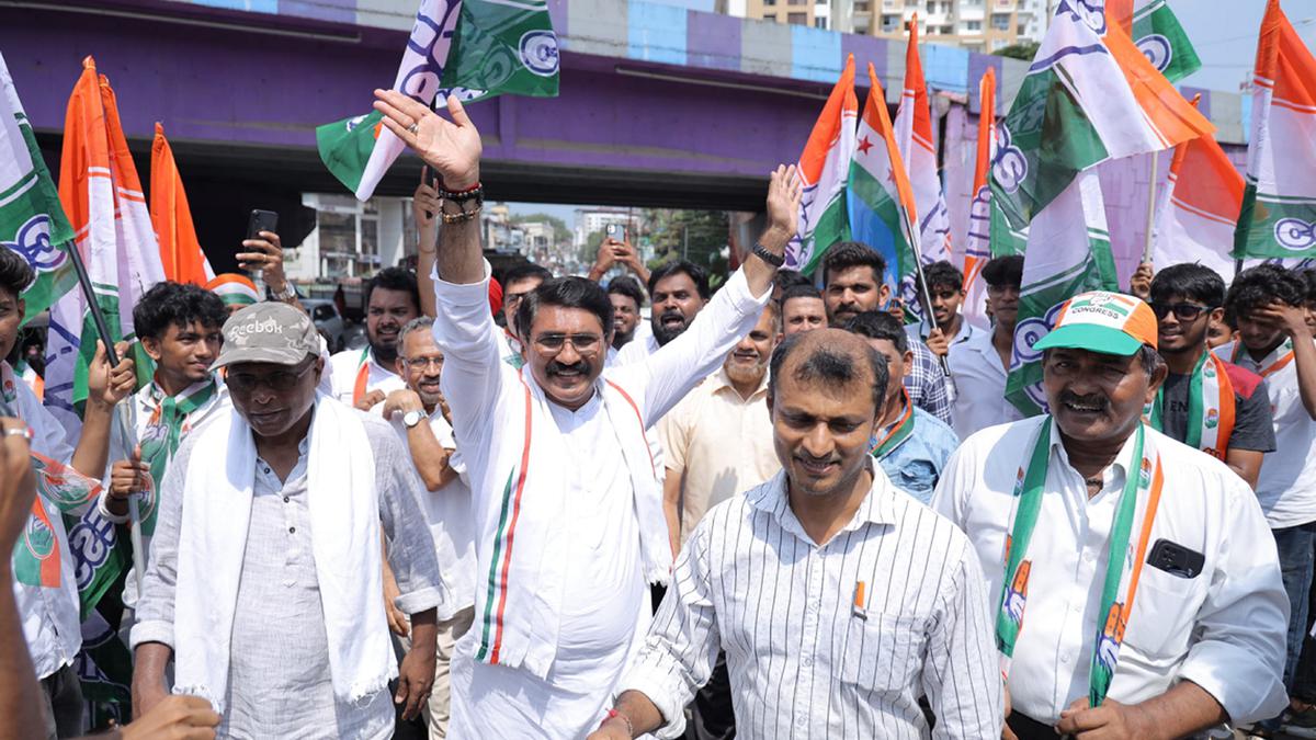 BJP, Congress candidates end campaign by conducting roadshows in Mangaluru