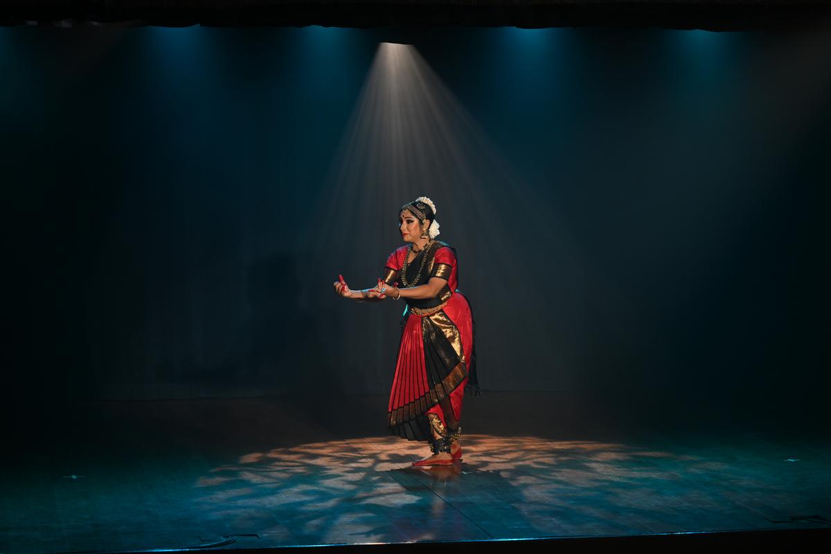 जागीसनी चटर्जी ने संवेदनशीलता के साथ लालसा नायिका की भावनाओं पर कब्जा कर लिया।