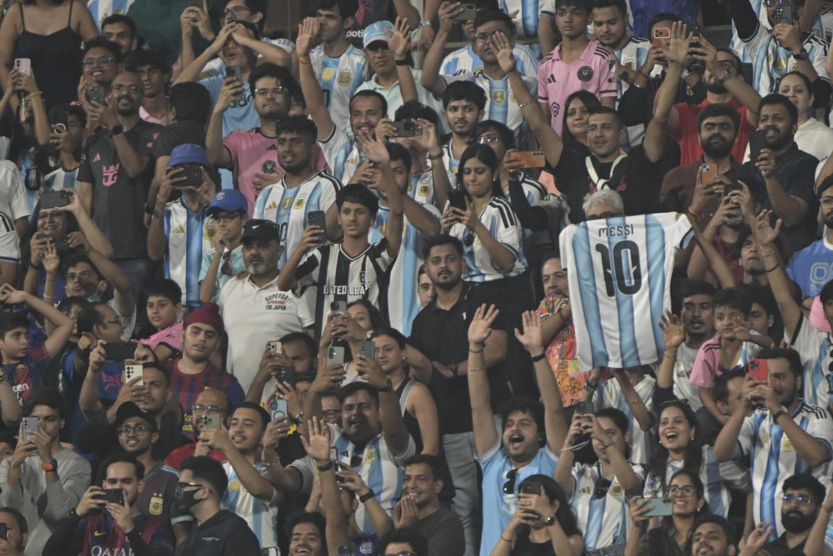 Multidão durante a turnê GOAT India no Wankhede Stadium em Mumbai