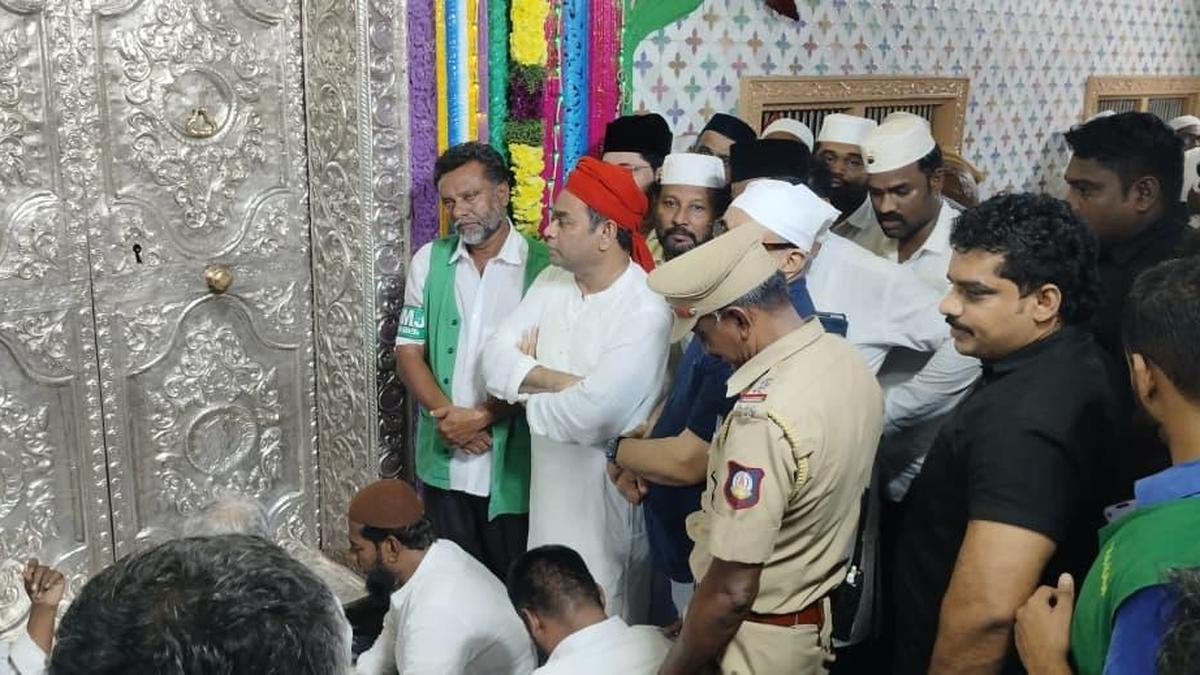 A.R. Rahman prays at Nagore Dargah during Santhanakoodu festival