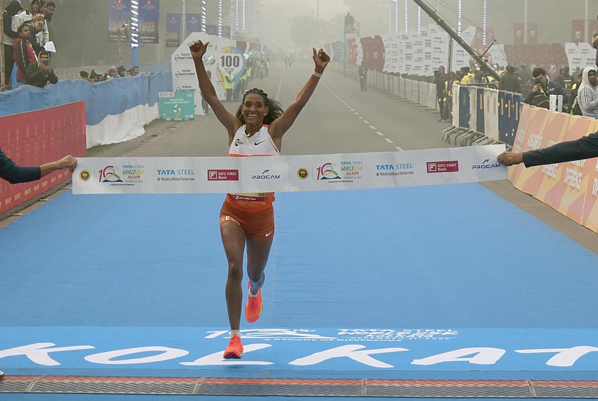 Degitu Azimeraw dari Ethiopia mengklaim gelar keseluruhan putri di Tata Steel World 25K Kolkata 2025 pada Minggu 21 Desember 2025. 