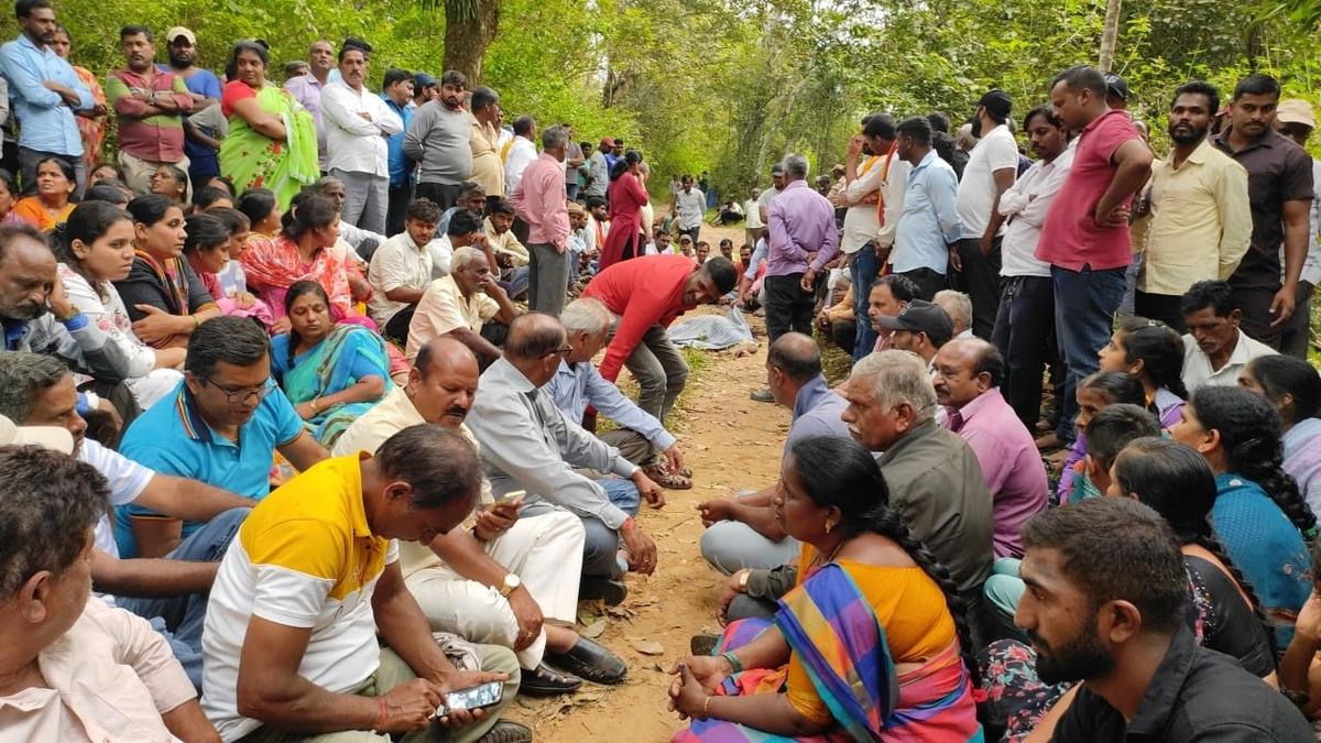 Karnataka Minister rushes back from Bengaluru to meets protesters late at night over death in elephant attack