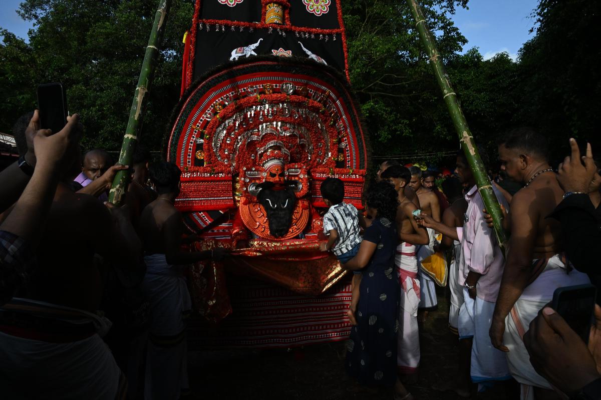 Kskethrapaalakaneeshwaran theyyam at Mannampurathu kaavu, Nileshwram, Kasaragod 