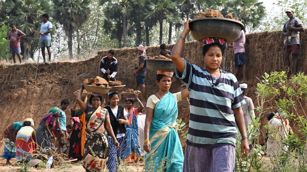 Weeks before polls, candidates take fancy to MGNREGA workers
