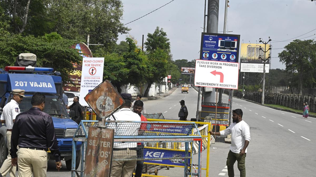 হায়দ্রাবাদ ট্রাফিক পুলিশ কর্মীরা যানবাহন নিয়ন্ত্রণ করে এবং প্যারাডাইস ফ্লাইওভারের কাছাকাছি কয়েকটি পয়েন্টে প্রবেশে বাধা দেয় যখন এলিভেটেড করিডোর নির্মাণ শুরু হয়, যার ফলে সেকেন্দ্রাবাদের বিকল্প রুটে ভারী যানবাহন চলাচল করে। হায়দ্রাবাদ ট্রাফিক পুলিশ কর্মীরা যানবাহন নিয়ন্ত্রণ করে এবং প্যারাডাইস ফ্লাইওভারের কাছাকাছি কয়েকটি পয়েন্টে প্রবেশে বাধা দেয় যখন এলিভেটেড করিডোর নির্মাণ শুরু হয়, যার ফলে সেকেন্দ্রাবাদের বিকল্প রুটে ভারী যানবাহন চলাচল করে।