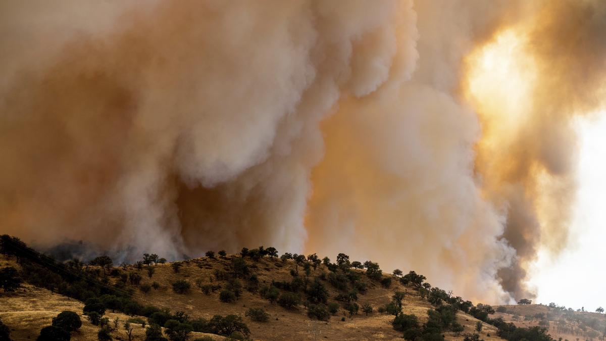California’s largest blaze in 2025 explodes in size as hot weather raises wildfire risk Statewide