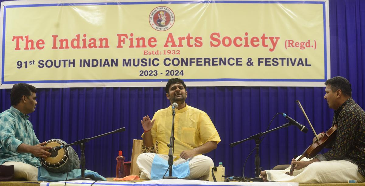 Venkata Nagarajan accompanied by Violinist Karaikal Venkatasubramaniam and Mridangist M. S. Venkatasubramaniam at the Indian Fine Arts Scoeity’s 91st South Indian Music Conference and Festival. The concert took place on December 23, 2023, at Ethiraja Kalyana Nilayam, Mylapore.