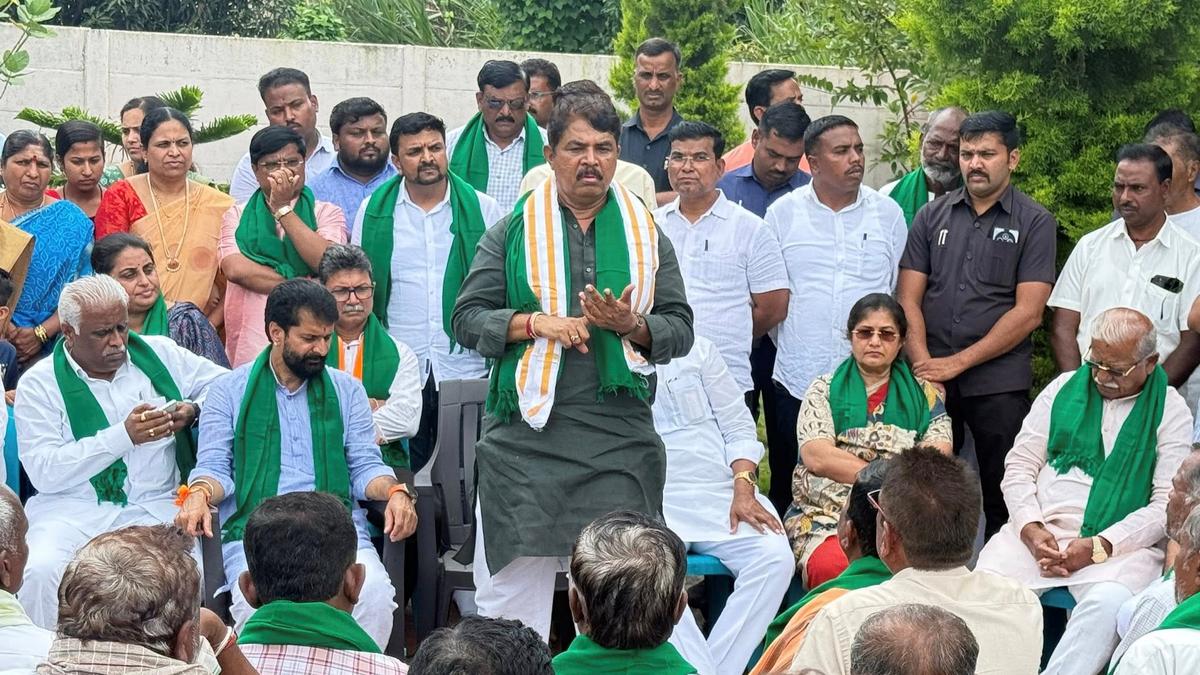 CM, Ministers are having fun while 2,500 farmers have committed suicide, says LOP