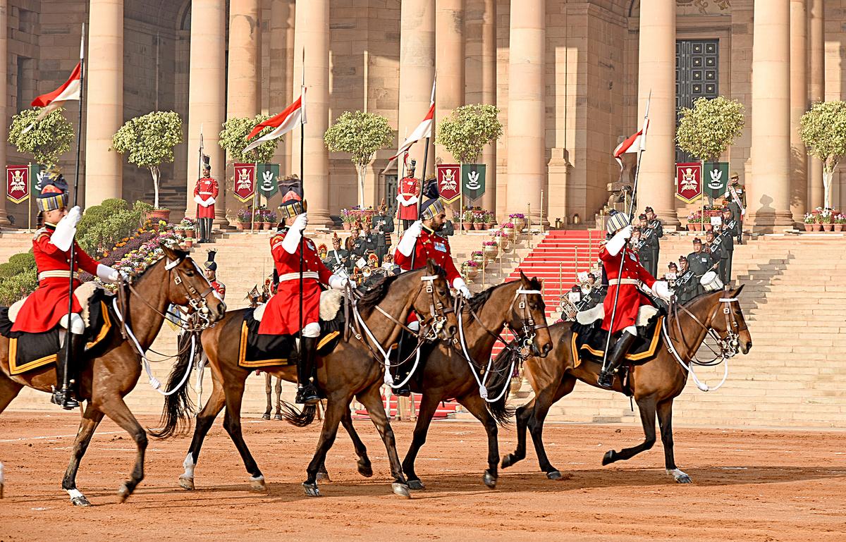 16 फरवरी, 2025 को नई दिल्ली में, राष्ट्रपति भवन के फोरकोर्ट में नए प्रारूप में गार्ड समारोह के परिवर्तन के उद्घाटन शो की एक झलक।