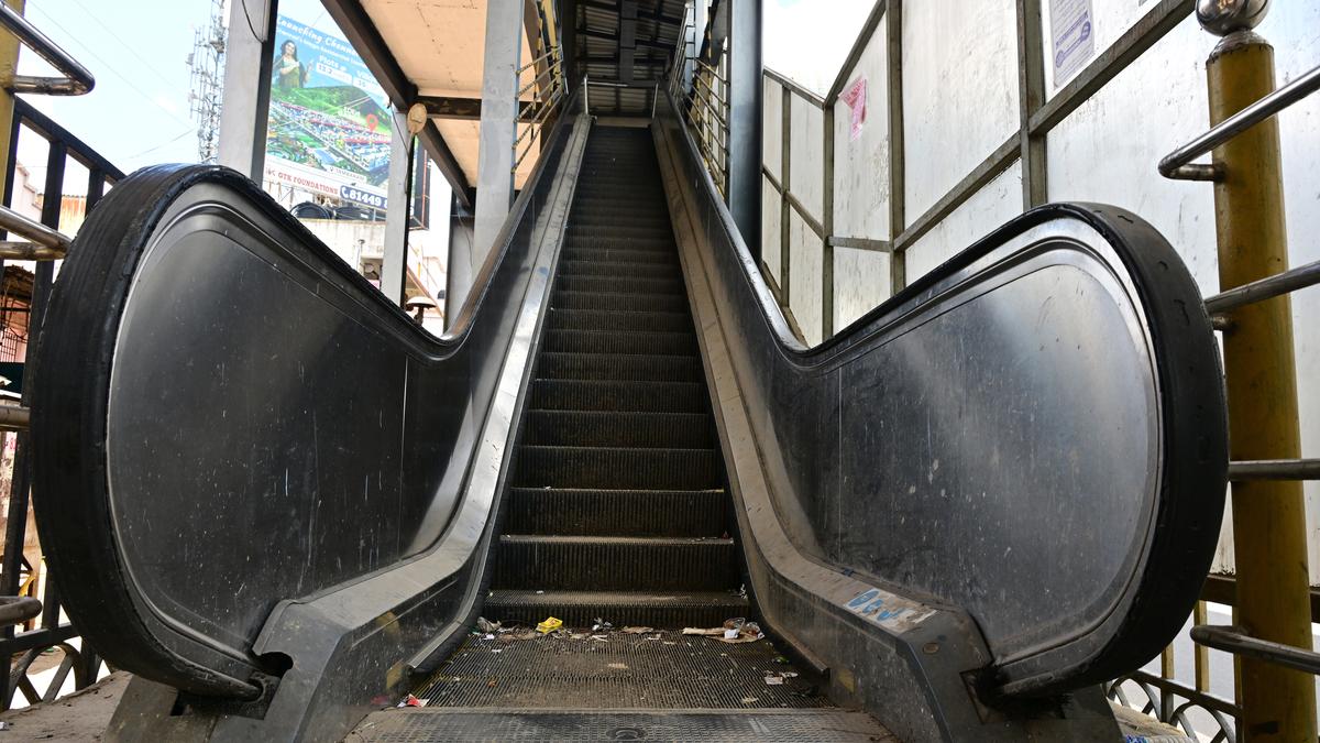 Foot bridge escalators don’t work on GST Road, putting pedestrians to hardship