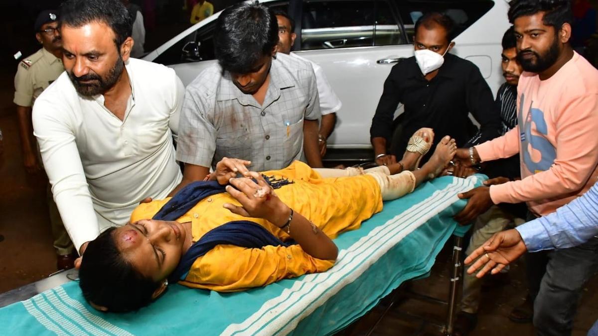 Minister Lad takes accident victims to hospital in his vehicle