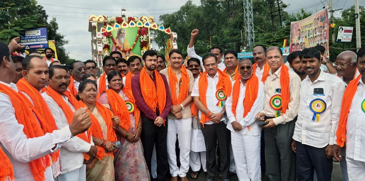 रायचूर में गुरुवार को वाल्मिकी जयंती समारोह चल रहा है।