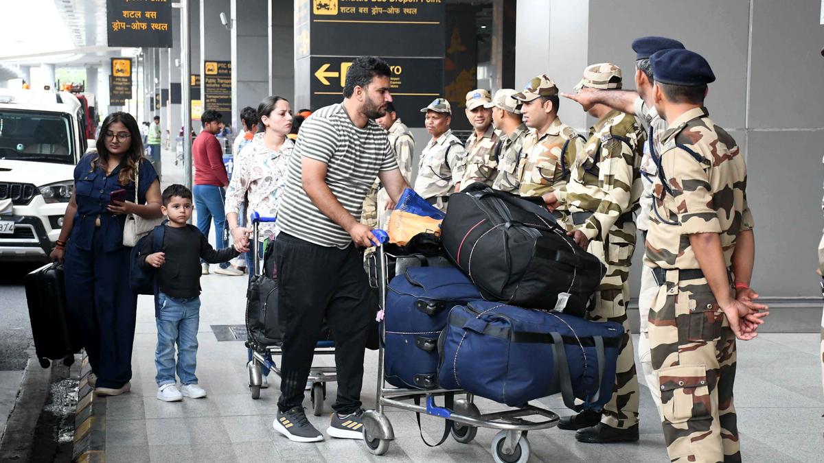 https://th-i.thgim.com/public/incoming/kmw2by/article69560080.ece/alternates/LANDSCAPE_1200/42_Mock_Drill_Airport_07_05_Delhi.jpg