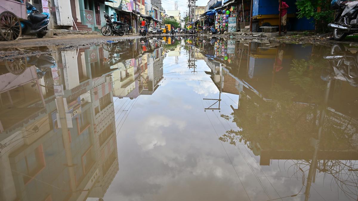Rain plays spoilsport on street vendors’ businesses