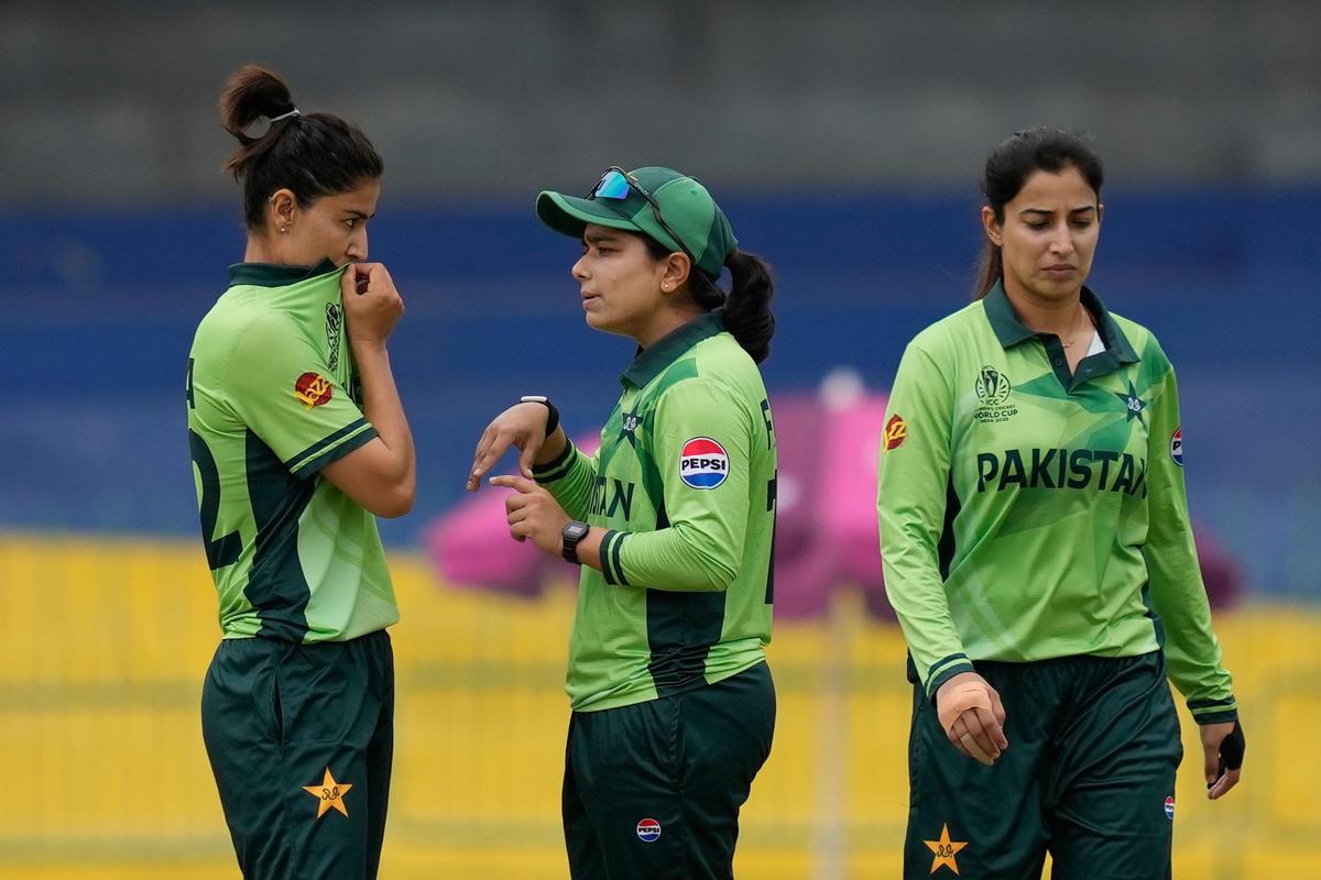 La capitana de Pakistán, Fátima Sana, en el centro, habla con Diana Baig de Pakistán durante el partido de la Copa Mundial de Críquet Femenina ICC entre India y Pakistán en el estadio Premadasa de Colombo, Sri Lanka. La capitana de Pakistán, Fátima Sana, en el centro, habla con Diana Baig de Pakistán durante el partido de la Copa Mundial de Críquet Femenina ICC entre India y Pakistán en el estadio Premadasa de Colombo, Sri Lanka.