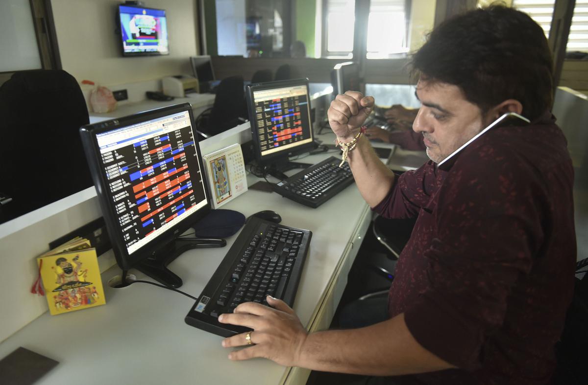 Sensex, Nifty start on choppy note in early trade