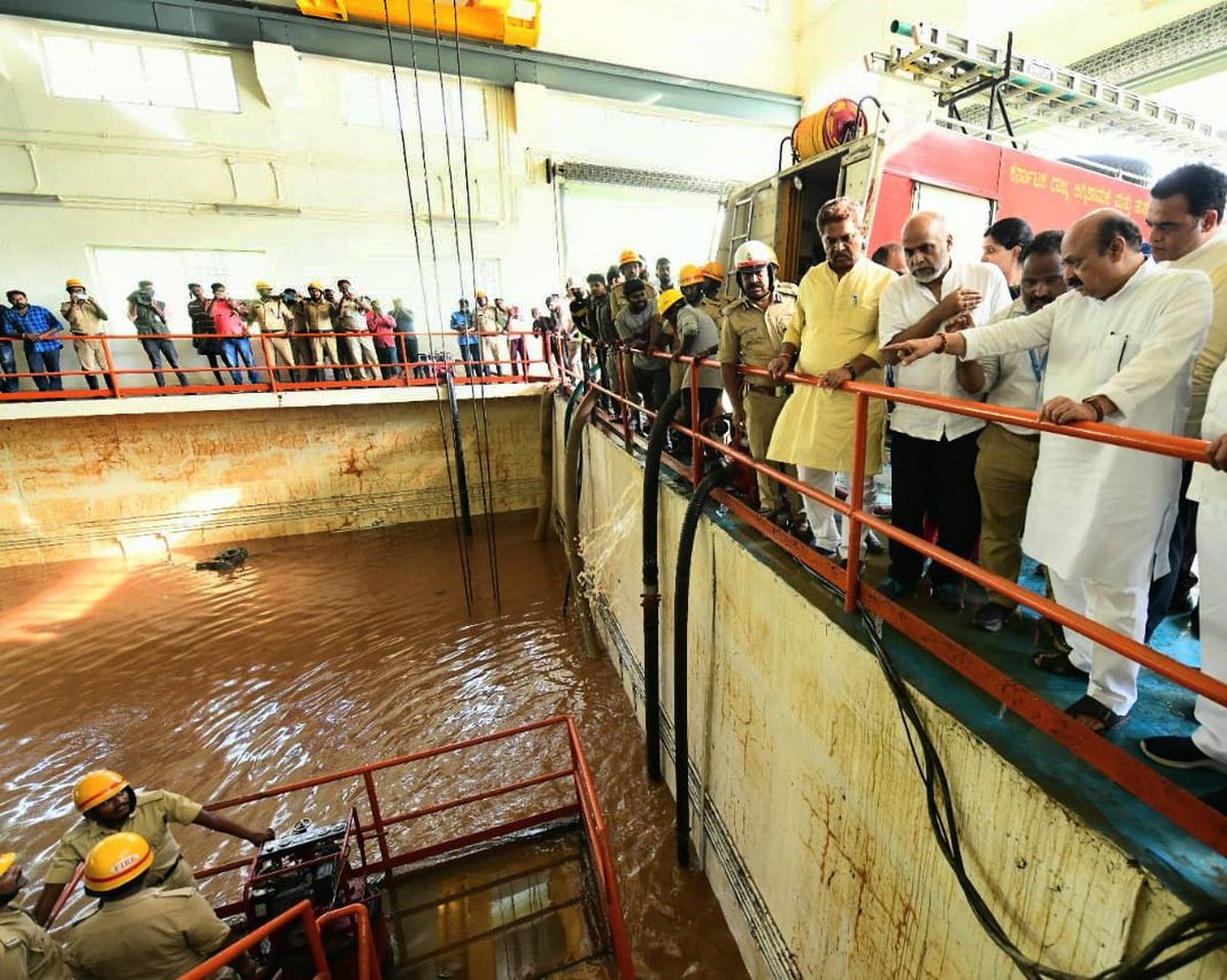 Chief Minister Basavaraj Bommai inspecting the Water supplying Unit at T K Halli which was flooded due to heavy rain on Sunday.