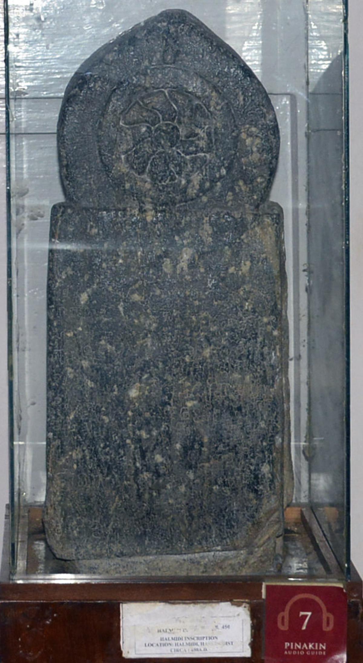 Een Halmidi (Shasana) inscriptie in het Kadamba-schrift uit 450 n.Chr. Te zien in het Bangalore Government Museum. Een Halmidi (Shasana) inscriptie in het Kadamba-schrift uit 450 n.Chr. Te zien in het Bangalore Government Museum.