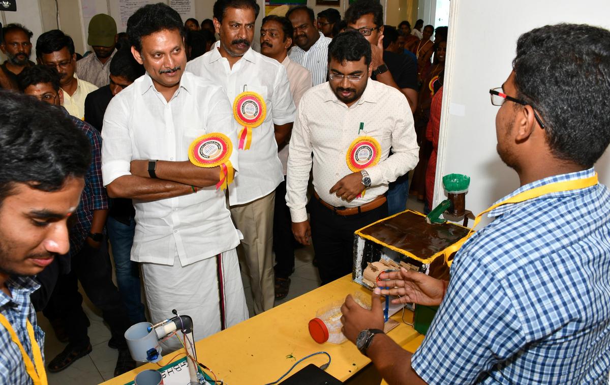 Anbil Mahesh Poyyamozhi, Minister for School Education, interacting with students at Science, Technology and Startup Innovation Fest held in Dindigul on Tuesday.