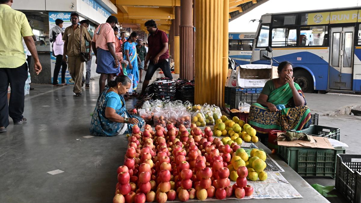 Encroachments by vendors on platforms in Salem New Bus Stand continues